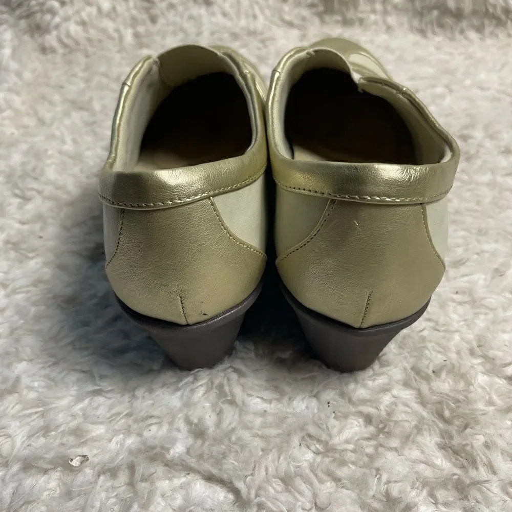 Soft Style by Hush Puppies Women's Mallorie Wedge Pump, Bone/Platinum, SZ12M